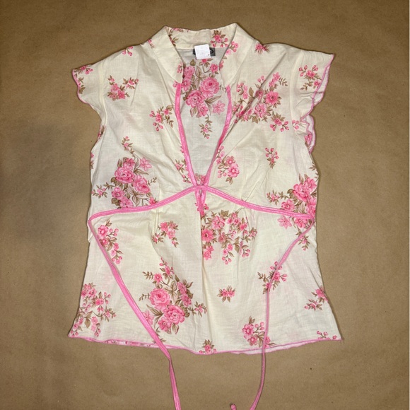 rave Tops - Rave Floral V-Neck Top | Tie Back Flutter Sleeve | Size M
